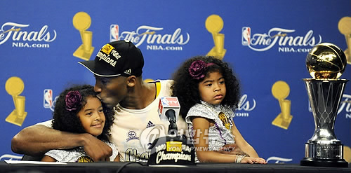 미국프로농구(NBA) 2009-2010시즌 우승 당시 코비 브라이언트와 두 딸