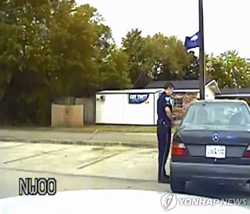 2015년 미국 사우스캐롤라이나주의 한 경찰관이 비무장 운전자를 총격 살해하기 전 교통 단속을 하는 장면