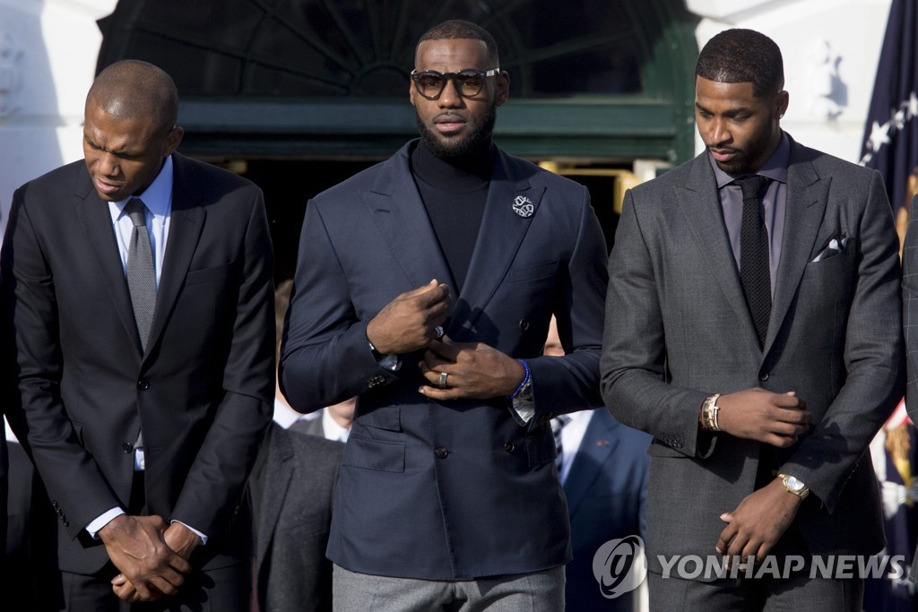 2016년 오바마 전 미국 대통령 재임 당시 백악관을 찾은 르브론 제임스(가운데).