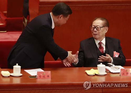 2017년 당 대회 때 시진핑과 악수하는 장쩌민