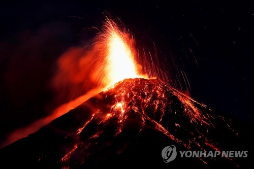 분화하는 과테말라 푸에고 화산 [EPA=연합뉴스]