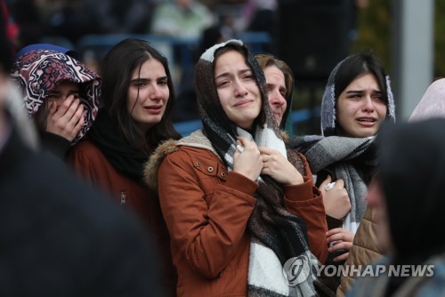 "엄마와 두 아이 살아있기를…희망 잃지 않으려 애쓰고 있다"