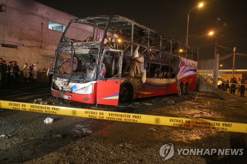 페루 리마에서 완전히 타 버린 이층버스