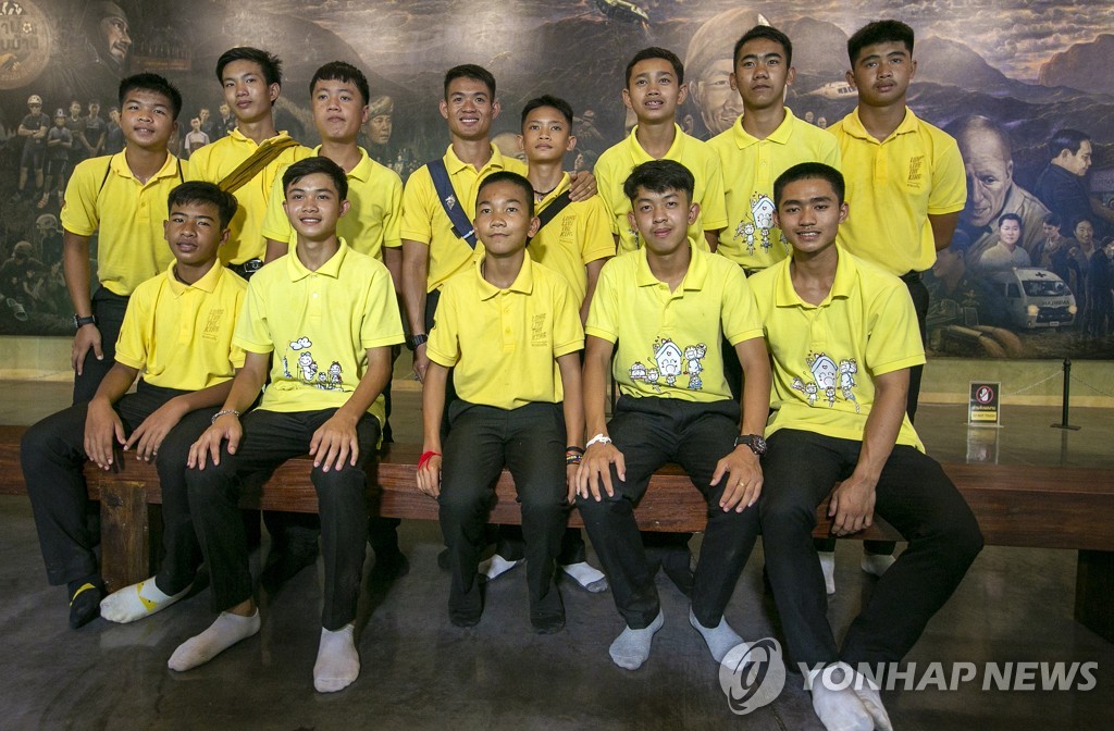 2018년 6월 태국 치앙라이 동굴에 갇혔다 구조된 '무 빠' 유소년 축구팀과 코치