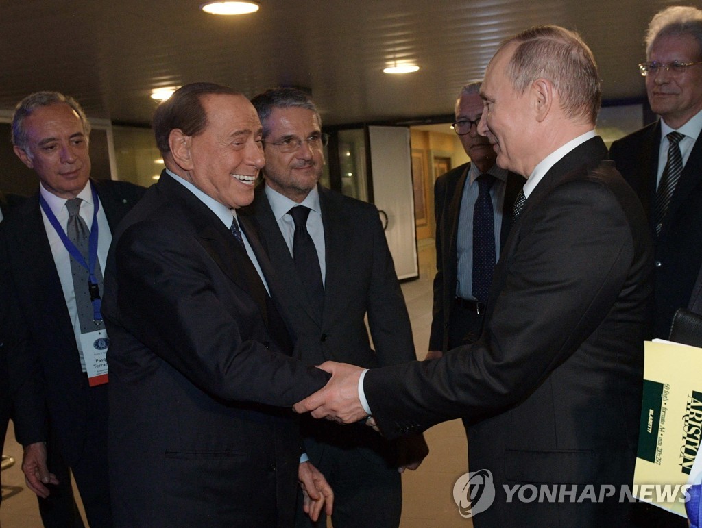 2019년 7월 로마에서 만난 베를루스코니 전 총리(왼쪽)와 푸틴 대통령