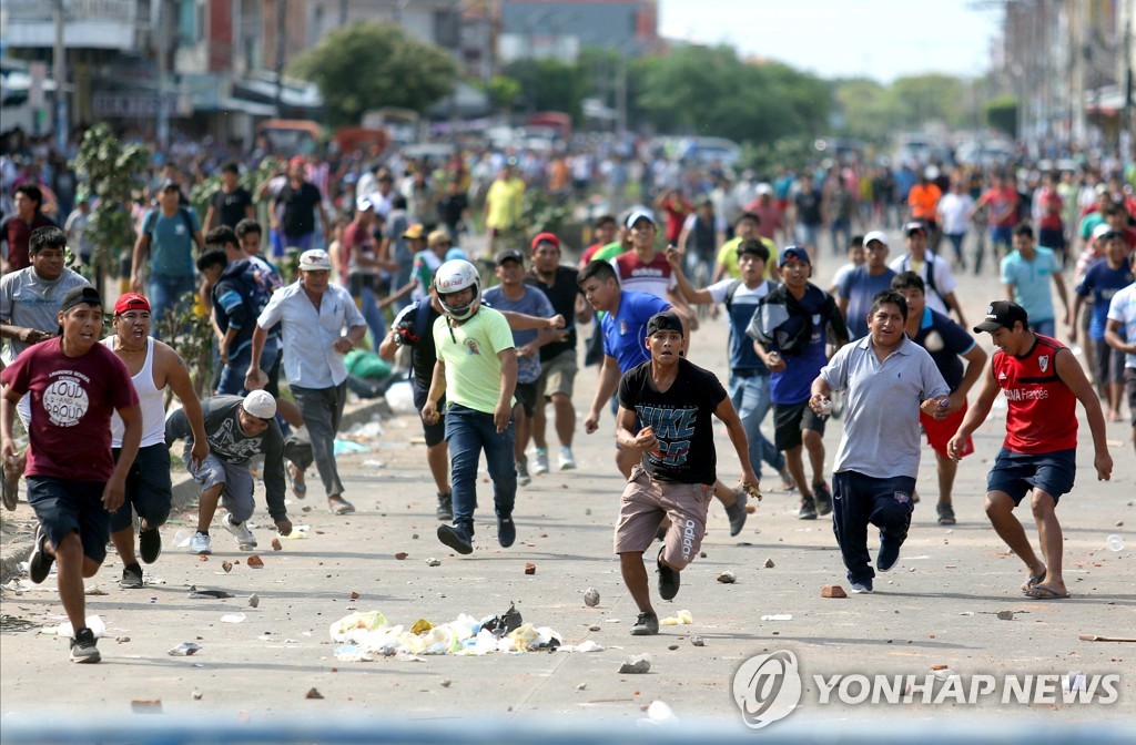 개표 조작 의혹에 반발한 야권 지지자들의 시위