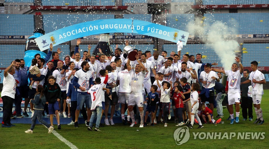 우승 후 환호하는 나시오날 선수들