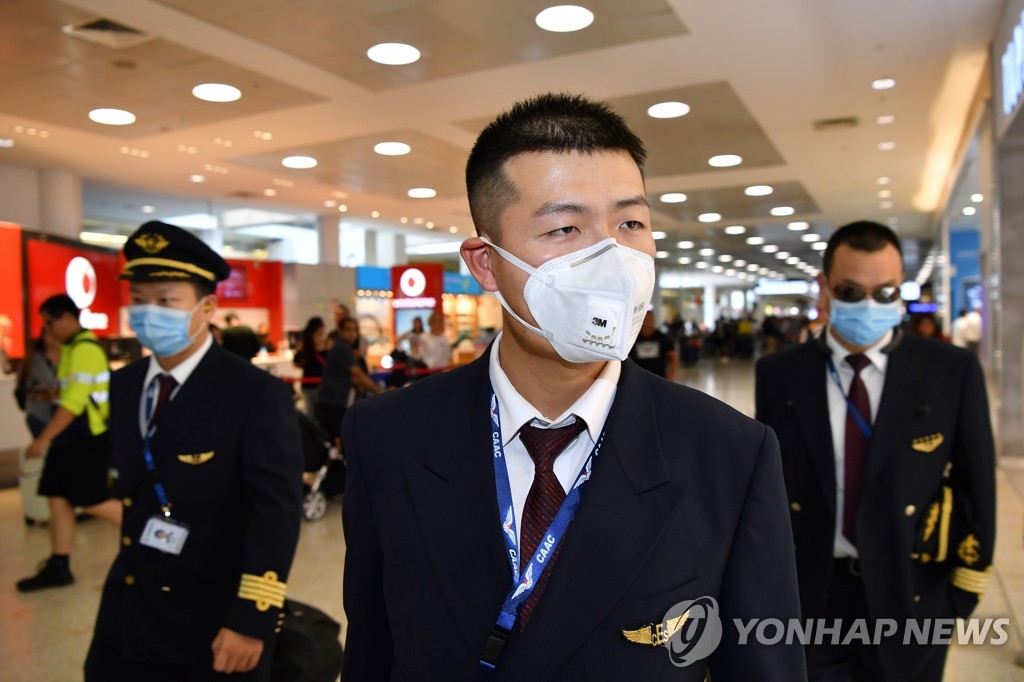 보호 마스크를 착용하고 시드니 공항으로 입국하는 중국동방항공 승무원들