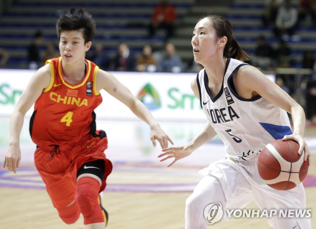 In this EPA photo, Park Hye-jin of South Korea (R) tries to drive past Li Yuan of China during their women's Olympic basketball qualifying game at Aleksandar Nikolic Hall in Belgrade on Feb. 9, 2020. (Yonhap)
