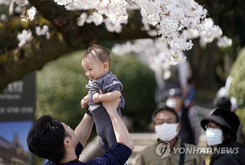 日기업, 파격적 육아휴직 장려…"동료에도 응원수당 100만원"