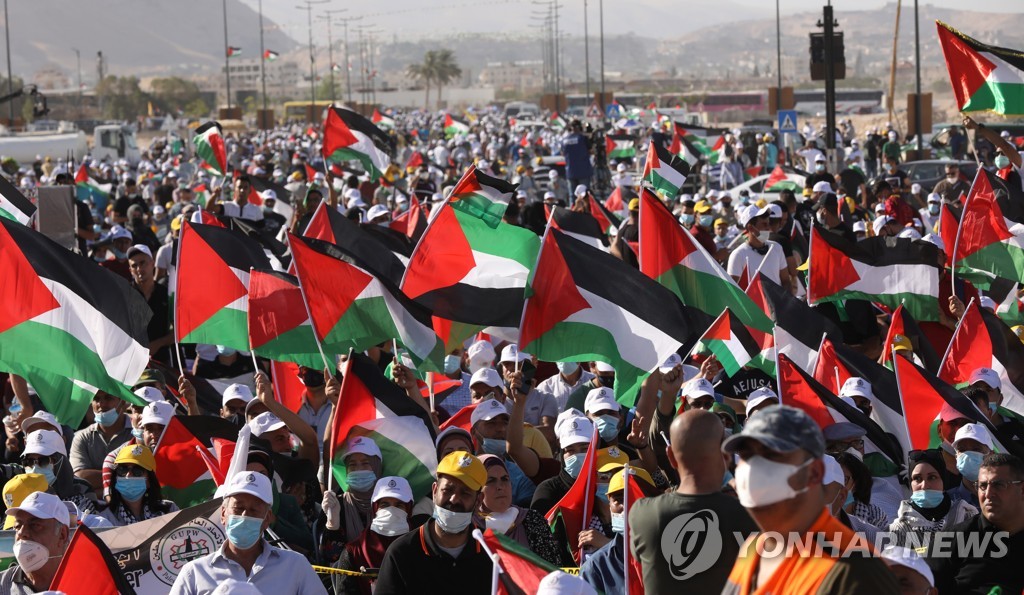 이스라엘 서안지구 정책 반대하는 팔레스타인 시위대