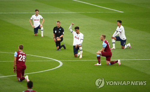 'EPL 재개' 인종차별 반대 무릎 꿇기 동참한 선수들