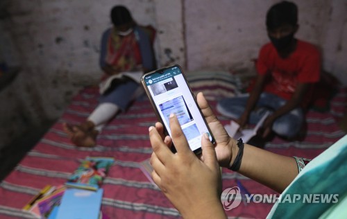 인도 뉴델리 인근서 스마트폰 이용하는 모습(기사와 직접관련 없음)