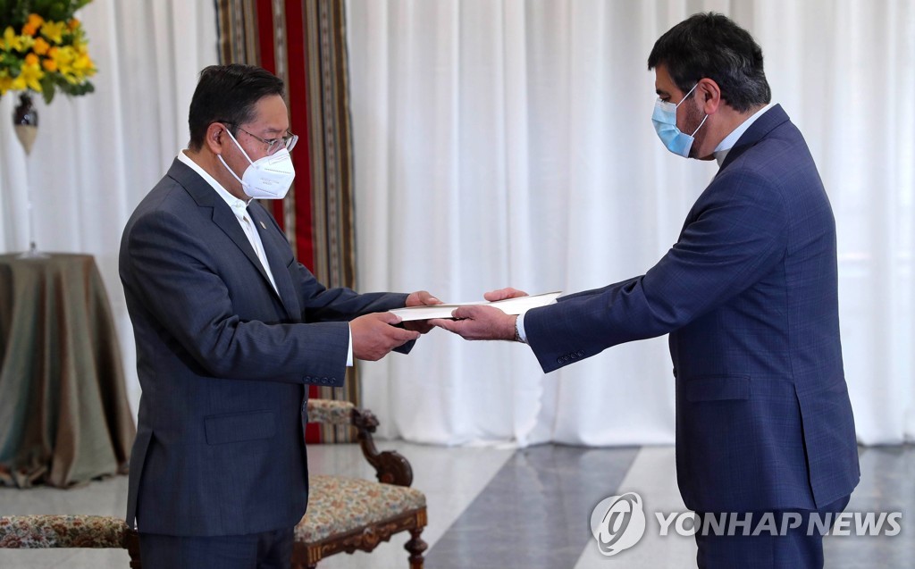 주볼리비아 이란 대사 신임장 받는 아르세 볼리비아 대통령(왼쪽)