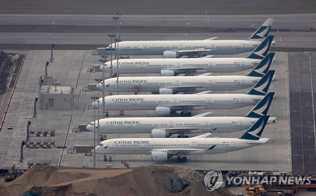 홍콩 공항에 세워져 있는 캐세이퍼시픽 항공기들
