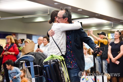 지난 4월 뉴질랜드 웰링턴 공항에서 재회하는 가족