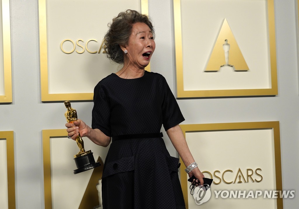 '한국 배우 최초' 아카데미 여우조연상 받은 윤여정