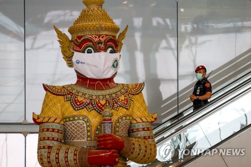 방콕 수완나품 공항 출국장 대형 동상. 2021.12.27