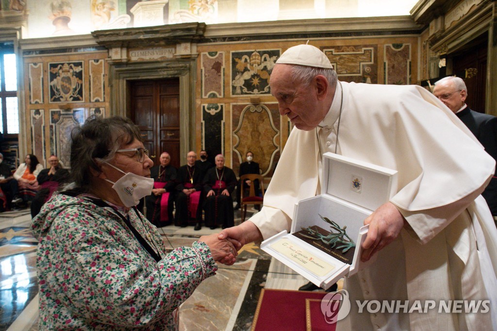 지난달 1일(현지시간) 바티칸에서 캐나다 원주민과 만나 인사하는 프란치스코 교황