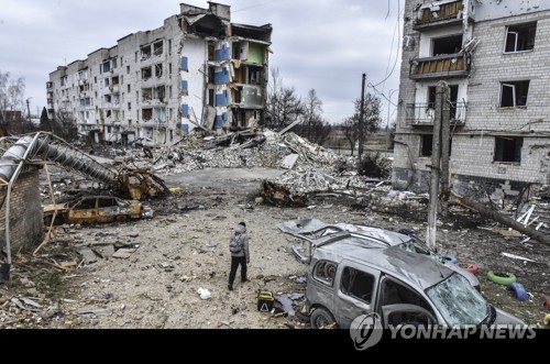무차별 폭격으로 파괴된 우크라이나 아파트