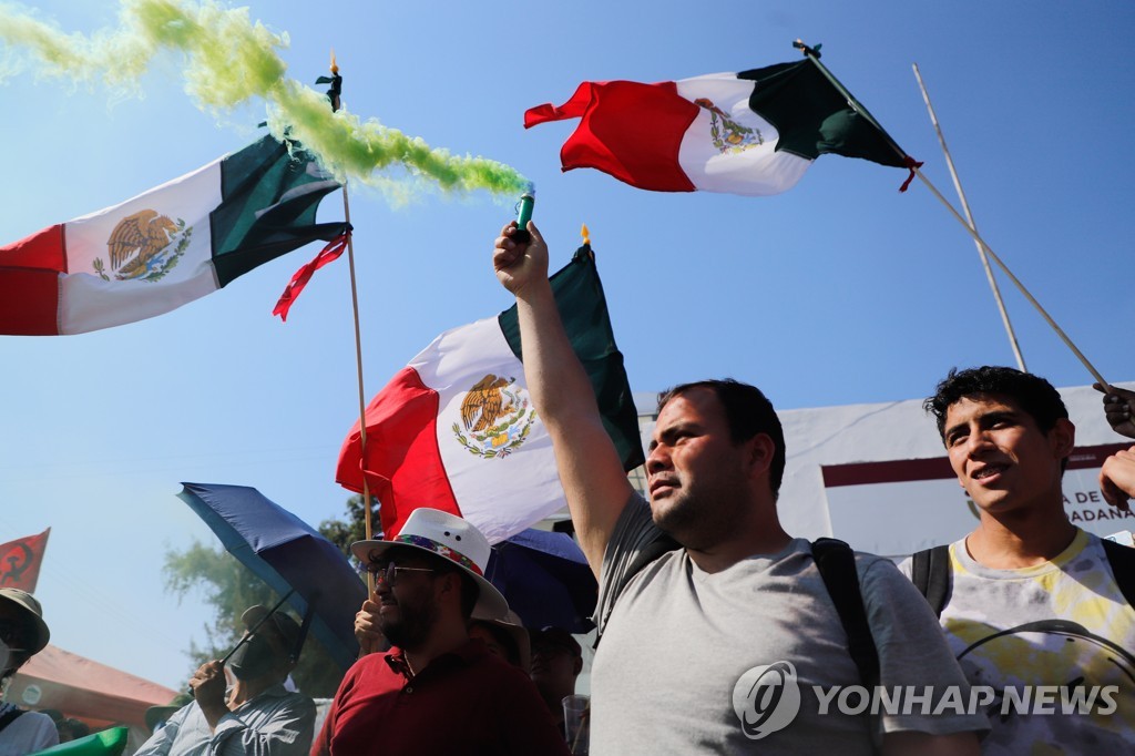 지난 17일(현지시간) 마스크를 쓰지 않은 멕시코시티 시위 참가자들