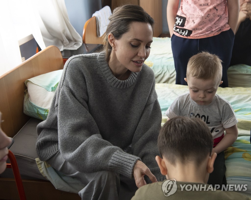 Angelina Jolie visita uma clínica infantil em Lviv, na Ucrânia