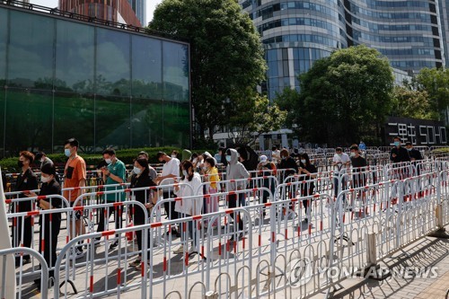 코로나19 감염 검사를 받는 베이징 주민들