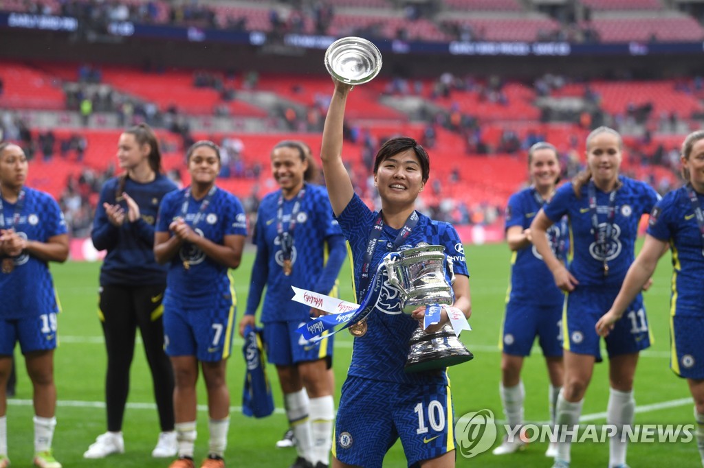 In this EPA photo, Ji So-yun of Chelsea FC Women celebrates their club's Women's FA Cup title following a 3-2 victory over Manchester City W.F.C. at Wembley Stadium in London on May 15, 2022. (Yonhap)