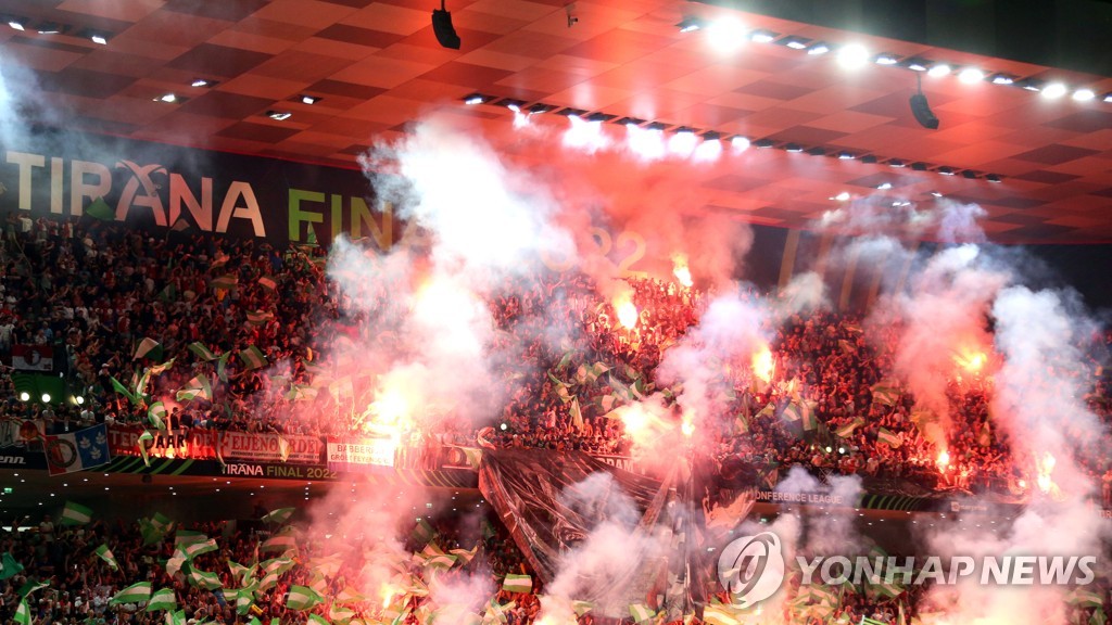 2022년 5월 치러진 UEFA 유로파 콘퍼런스리그 결승전에서 홍염을 터트린 페예노르트 서포터스