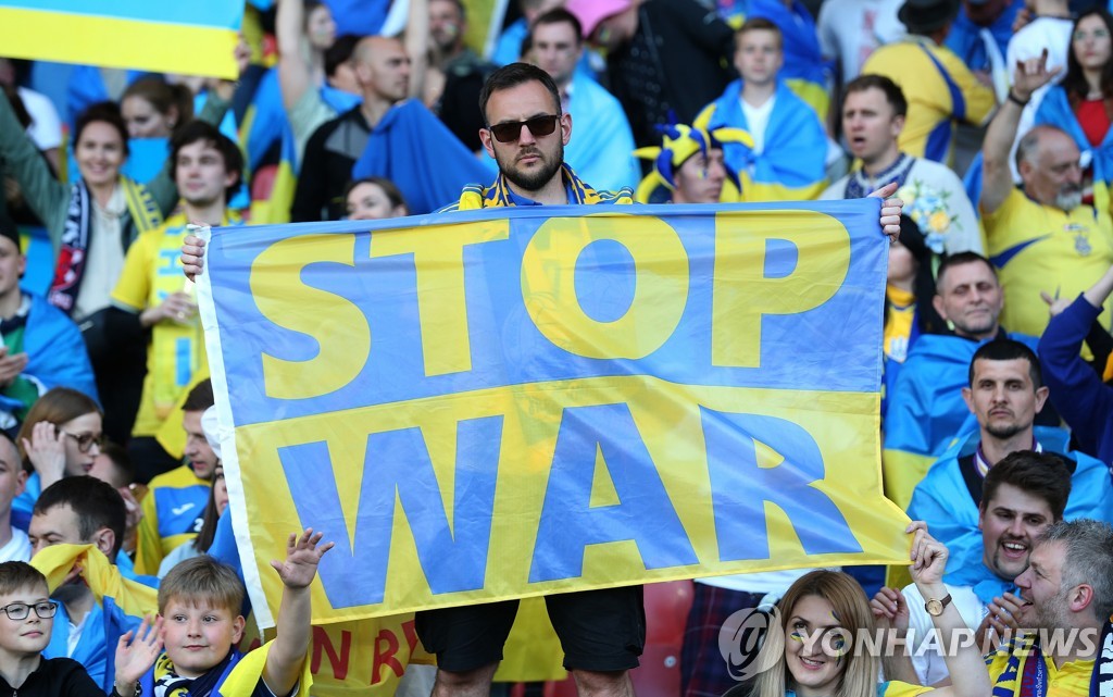 우크라이나-스코틀랜드 축구 경기에 등장한 반전 구호