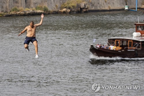 포르투갈 포르토에서 강으로 뛰어드는 한 남성