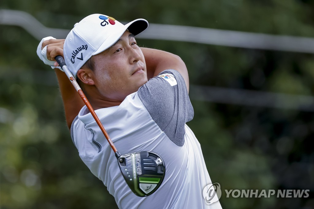 In this EPA file photo from Aug. 26, 2022, Lee Kyoung-hoon of South Korea plays his tee shot on the third hole during the second round of the Tour Championship at East Lake Golf Club in Atlanta. (Yonhap)