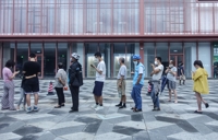 (EPA=연합뉴스) 지난 2일 중국 쓰촨성 청두의 주민들이 코로나19 검사를 받기 위해 줄을 선 모습. 2022.9.7.