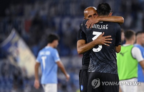승리를 기뻐하는 김민재와 루차노 스팔레티 감독