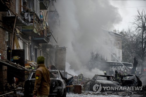 키이우 인근 도시에서 화재 진압 중인 소방관들