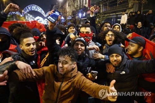 모로코의 16강 진출에 기뻐하며 벨기에 브뤼셀에서 자축하는 모로코 팬들