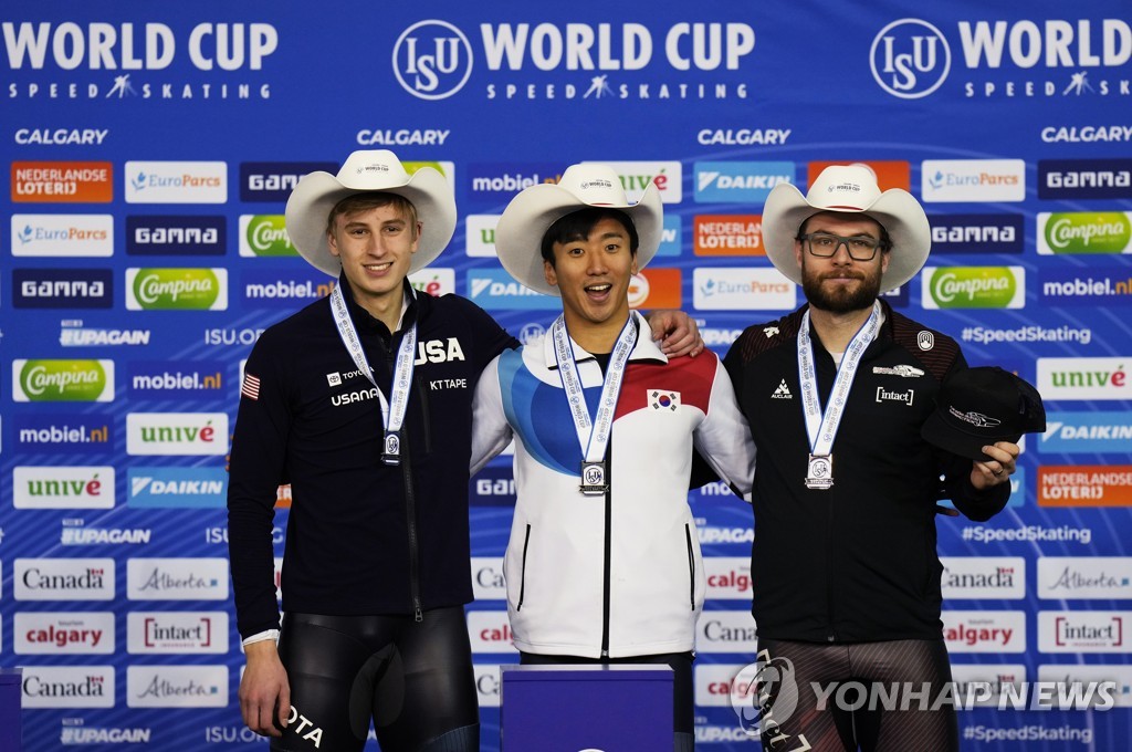 In this EPA photo, Kim Jun-ho of South Korea (C) celebrates his gold medal in the men's 500-meter race at the International Skating Union World Cup Speed Skating at Calgary Olympic Oval in Calgary, Alberta, on Dec. 17, 2022. Kim is flanked by the silver medalist, Jordan Stolz of the United States (L), and the bronze medalist, Laurent Dubreuil of Canada. (Yonhap)