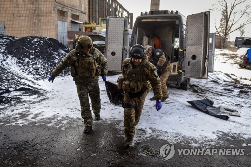 우크라이나 바흐무트에서 시신을 나르는 군인들