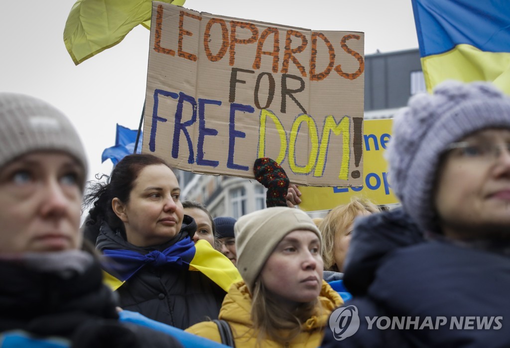 지난 23일 벨기에 브뤼셀 EU 유럽의회 건물 앞에서 독일이 레오파드2 전차를 우크라이나에 지원할 것을 요구하는 시위대. 