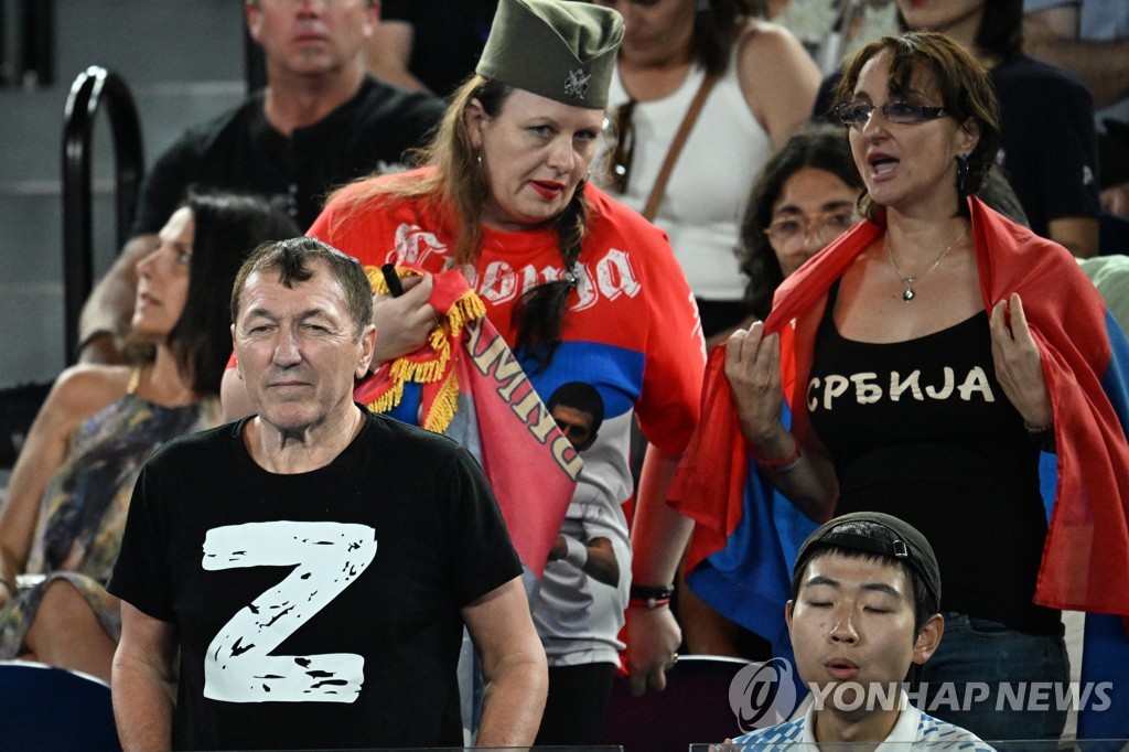 러시아 전쟁 지지하는 'Z' 쓰인 티셔츠 입은 러시아 팬들