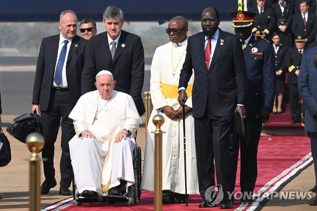 지팡이를 짚고 주바 공항에 프란치스코 교황을 영접하러 나온 살바 키르 남수단 대통령(오른쪽)