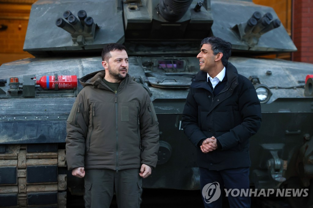 리시 수낵(오른쪽) 영국 총리와 영국 군사기지 방문한 볼로디미르 젤렌스키 우크라이나 대통령