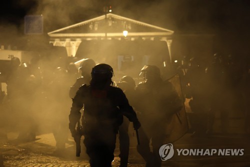 마크롱, 연금개혁 정치적 타협 실패…집권당 내부서도 비판(종합)