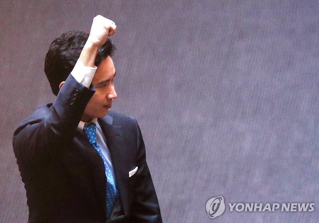 의원직 정지 후 의회 떠나는 피타 전진당 대표