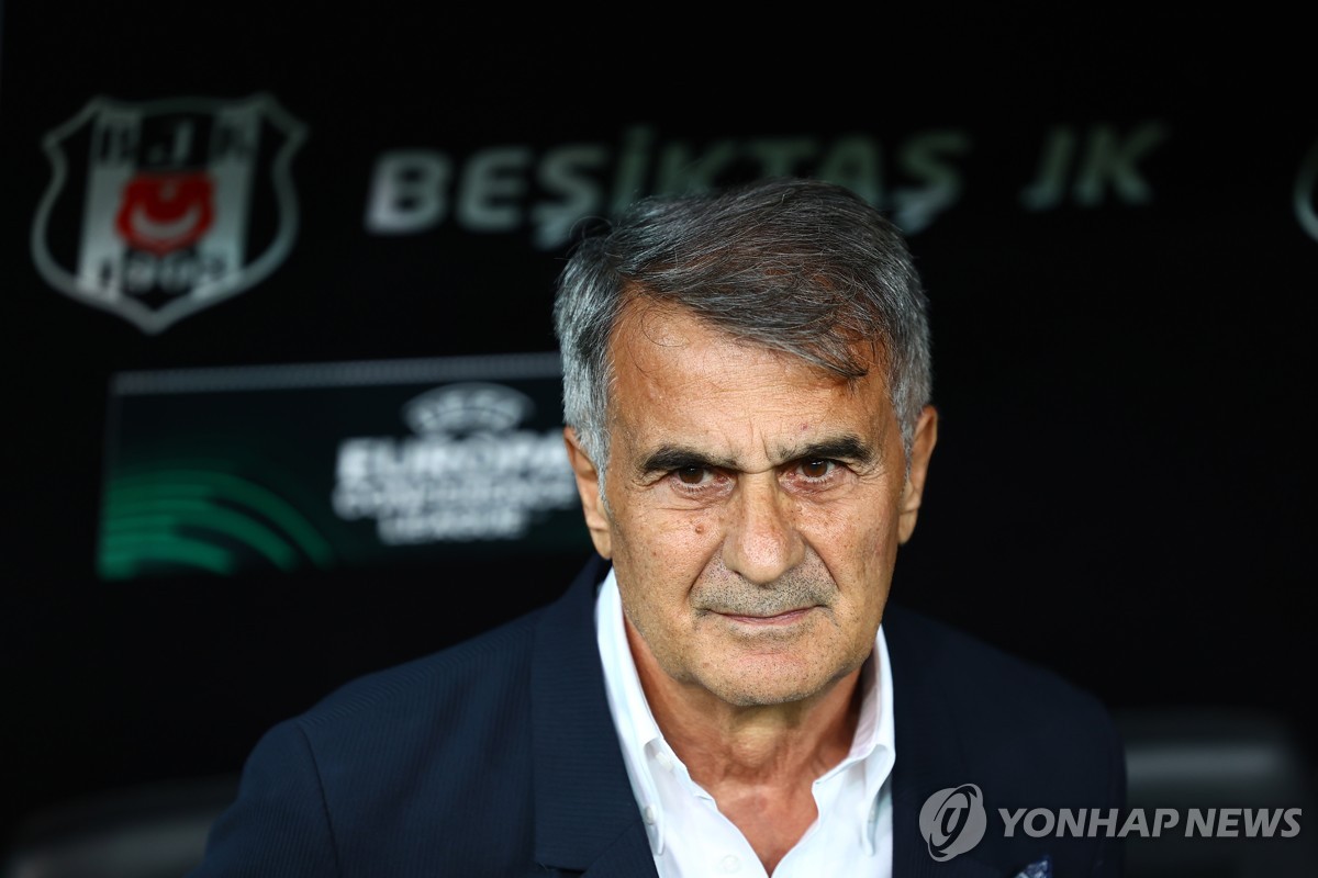 This Oct. 5, 2023, file photo by EPA shows then Besiktas head coach Senol Gunes during a Group D match against FC Lugano at the UEFA Europa Conference League at Besiktas Park in Istanbul. (Yonhap)