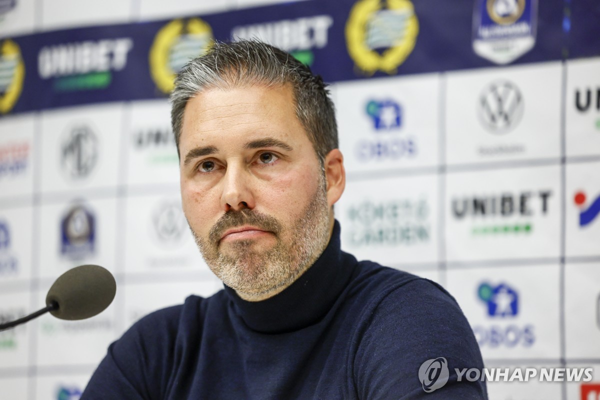 마르티 시푸엔테스 감독.