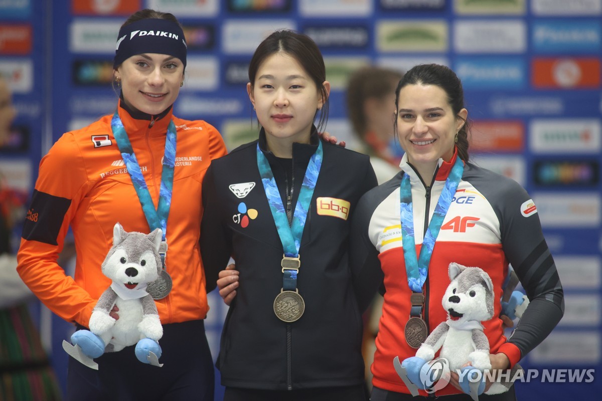 스피드스케이팅 월드컵 4차 대회 여자 500ｍ 금메달을 따낸 김민선(가운데) 사진 / EPA=연합뉴스