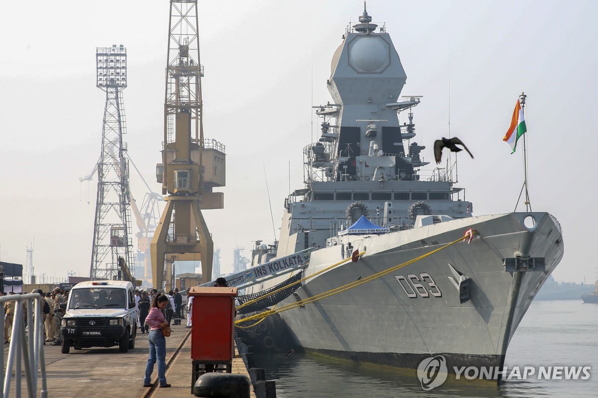 인도 뭄바이에 정박한 인도 해군 구축함 INS 콜카타호