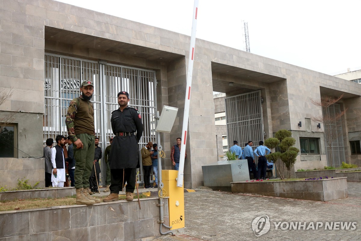 근무 중인 이슬라마바드 고등법원 경비들