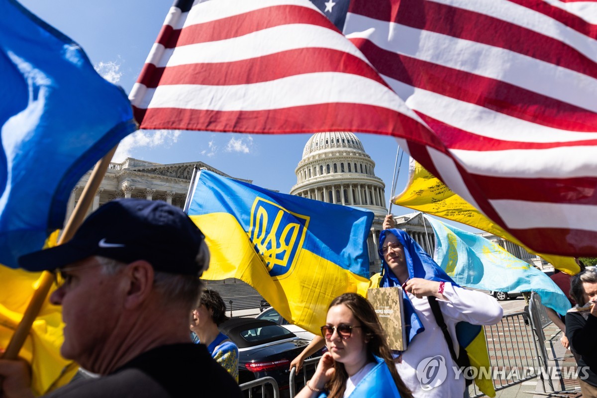 안보지원안 통과후 美의회 주변서 행진하는 우크라 지지자들